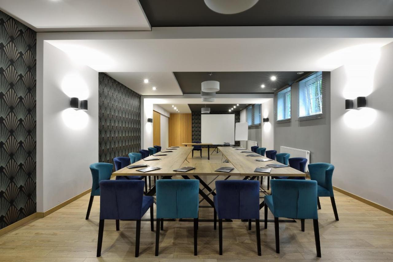 Hotel Agat Piotrków Trybunalski エクステリア 写真
