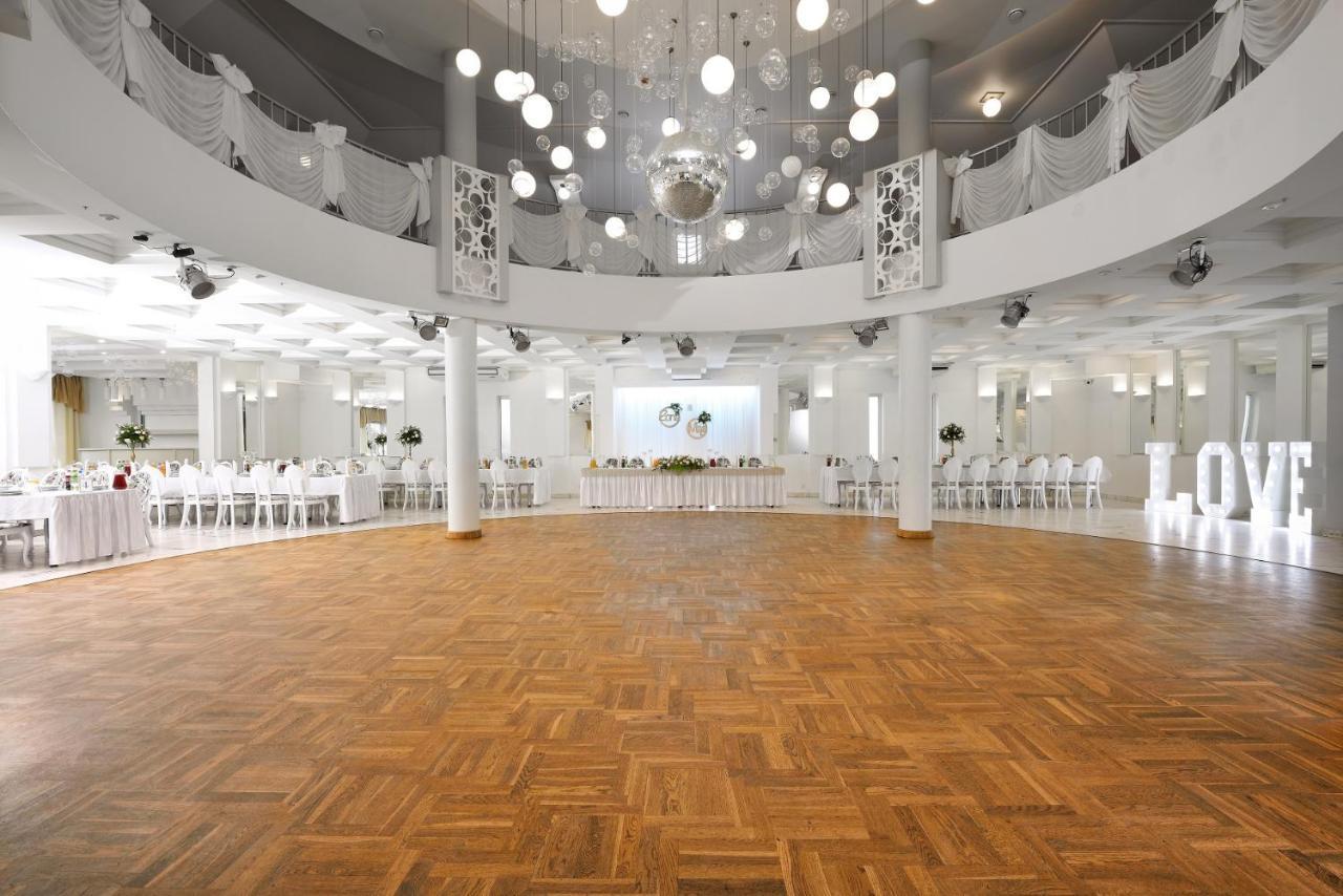 Hotel Agat Piotrków Trybunalski エクステリア 写真