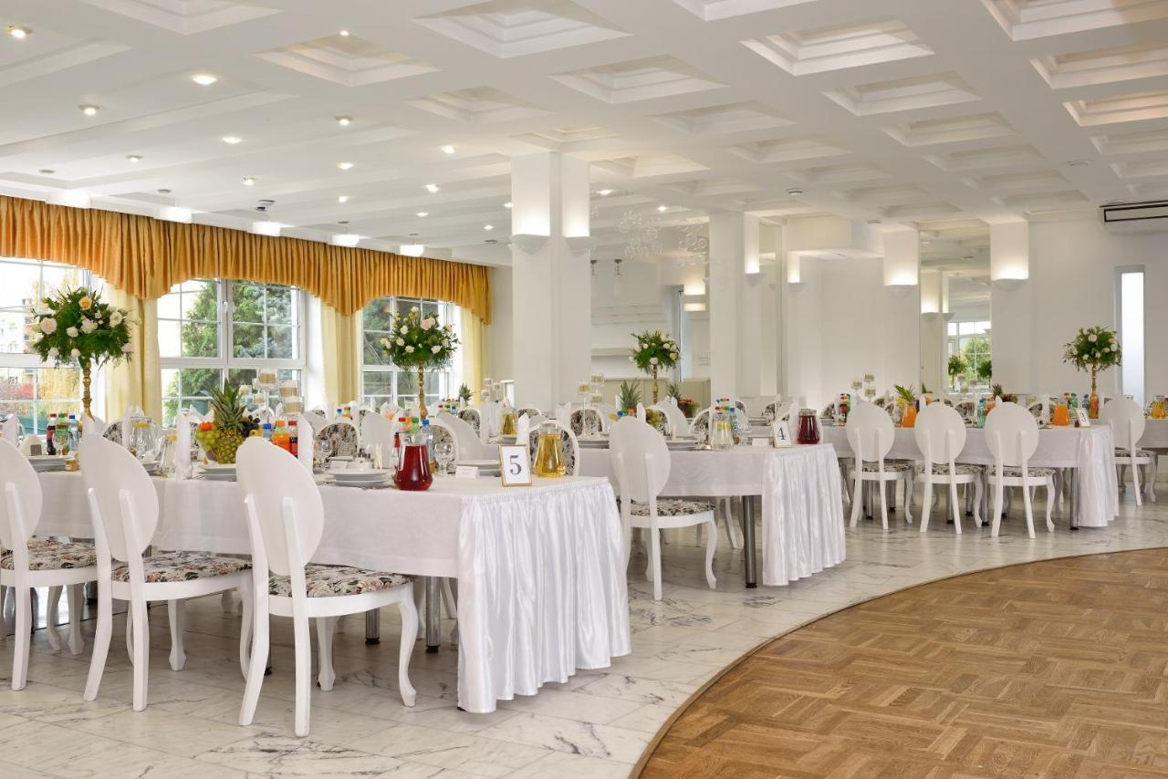 Hotel Agat Piotrków Trybunalski エクステリア 写真