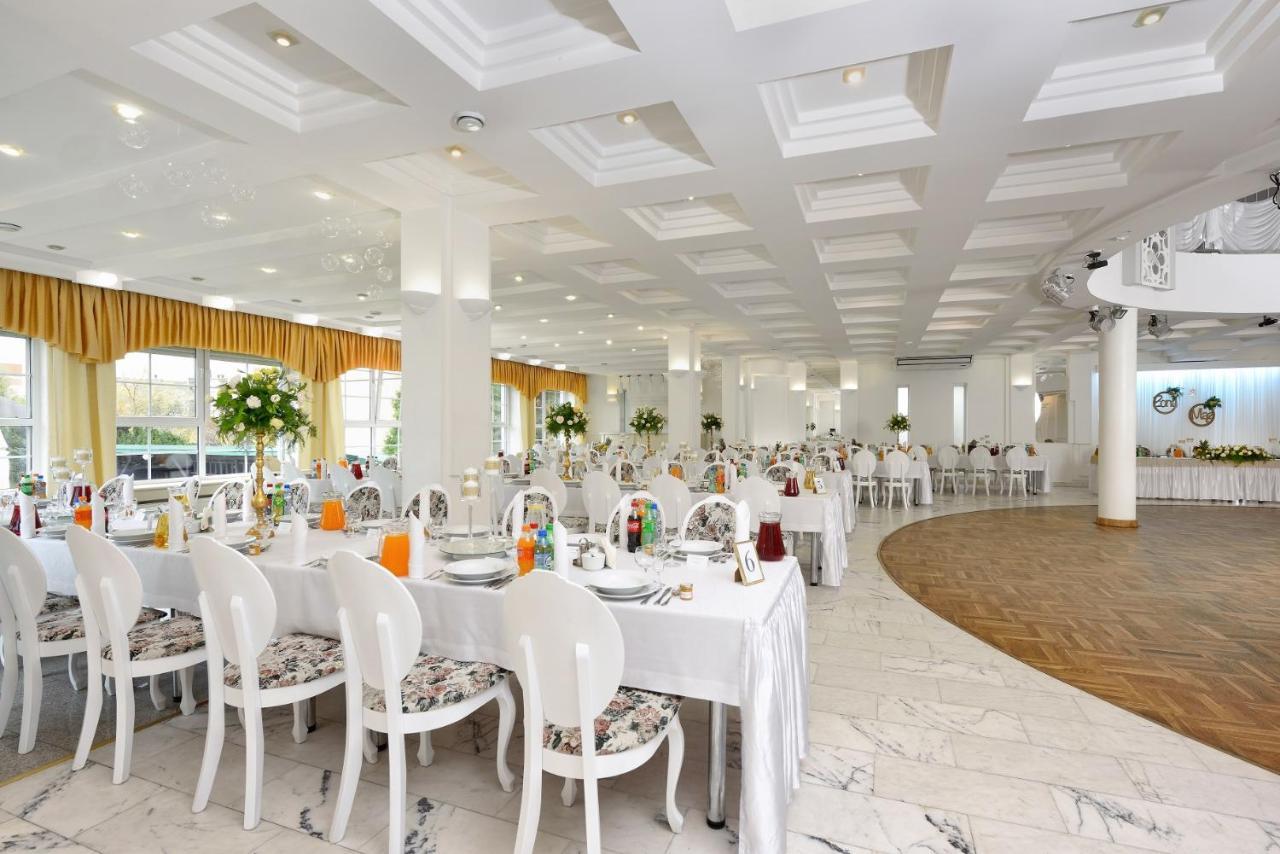 Hotel Agat Piotrków Trybunalski エクステリア 写真