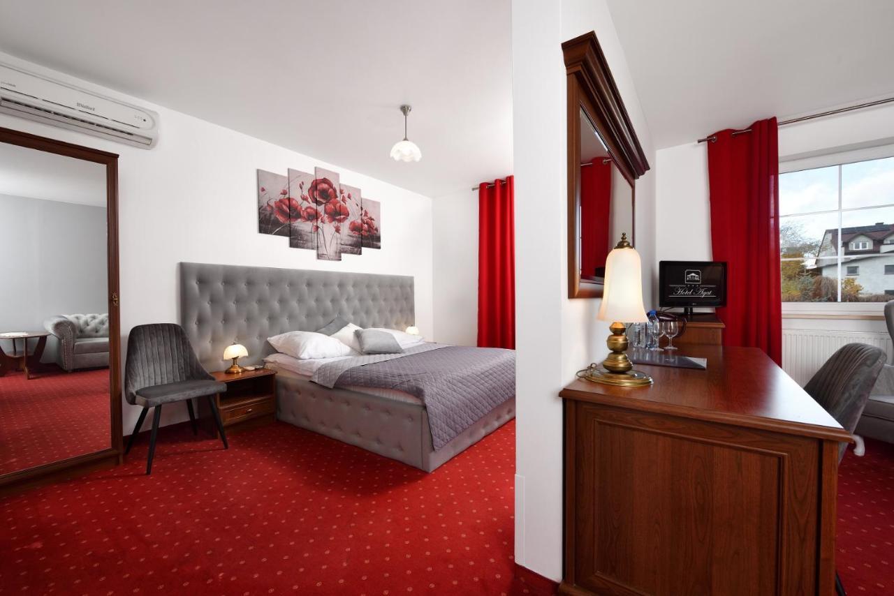 Hotel Agat Piotrków Trybunalski エクステリア 写真
