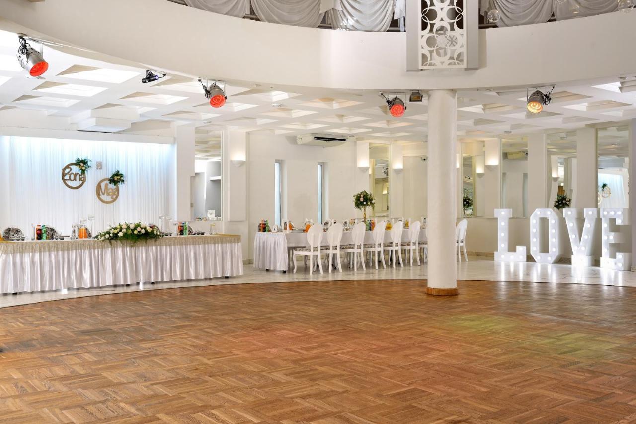 Hotel Agat Piotrków Trybunalski エクステリア 写真