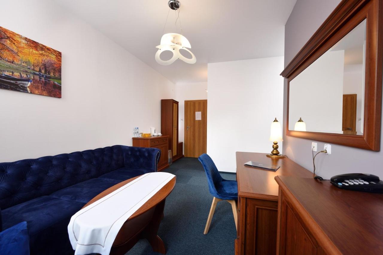 Hotel Agat Piotrków Trybunalski エクステリア 写真